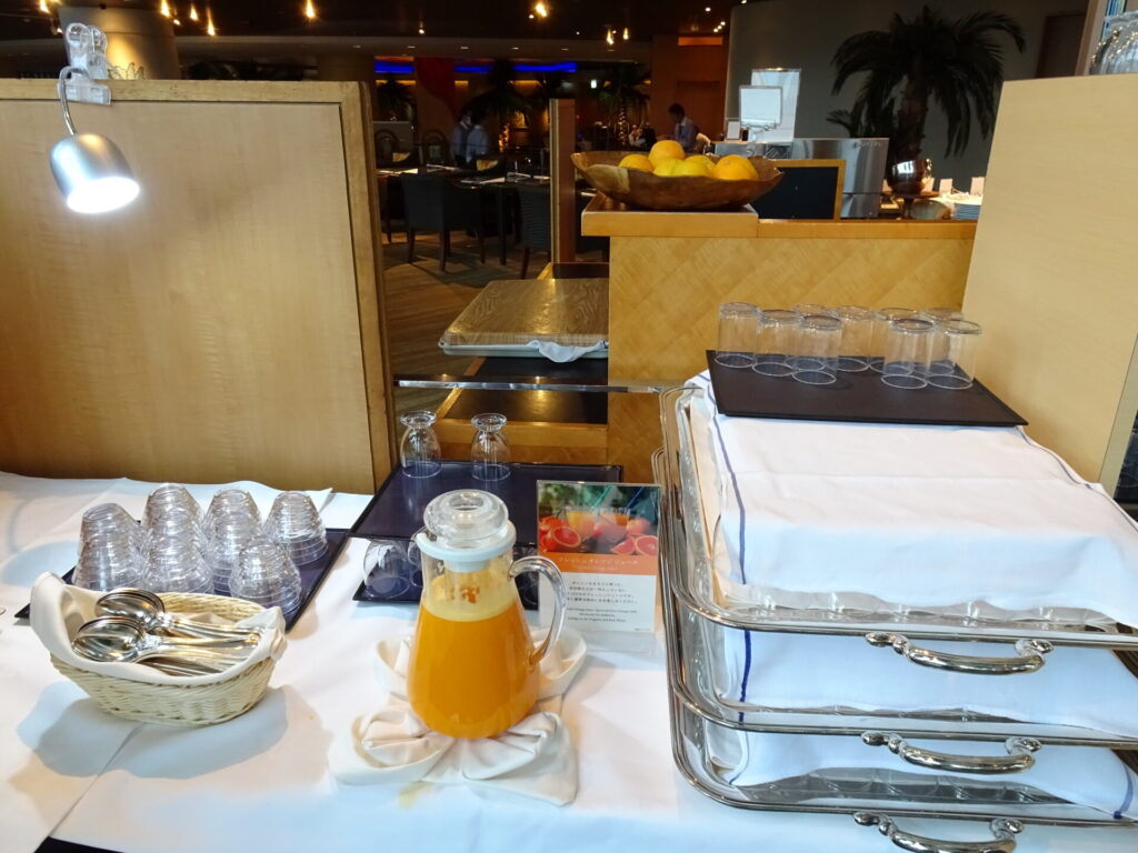 横浜ベイホテル東急、THE YOKOHAMA BAY HOTEL TOKYU、2階「カフェ トスカ」朝食ブッフェ、コールドドリンクコーナー(オレンジジュース)