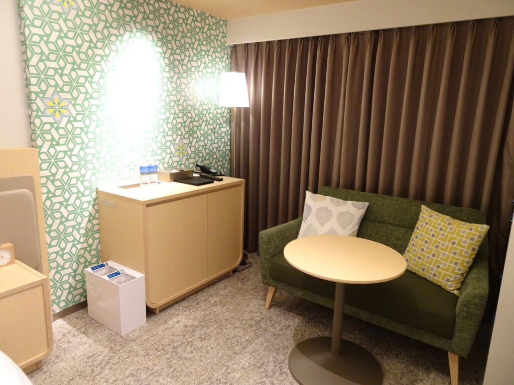 ホテル エミオン 札幌、スタンダードツインルーム、客室内設備＆アメニティ、テーブル＆ソファー、収納棚