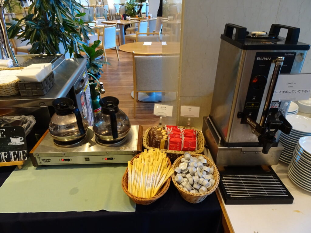 札幌パークホテル、SAPPORO PARK HOTEL、１階「テラスレストラン ピアレ」朝食ブッフェ、ドリンクコーナー、コーヒーマシン、紅茶、日本茶