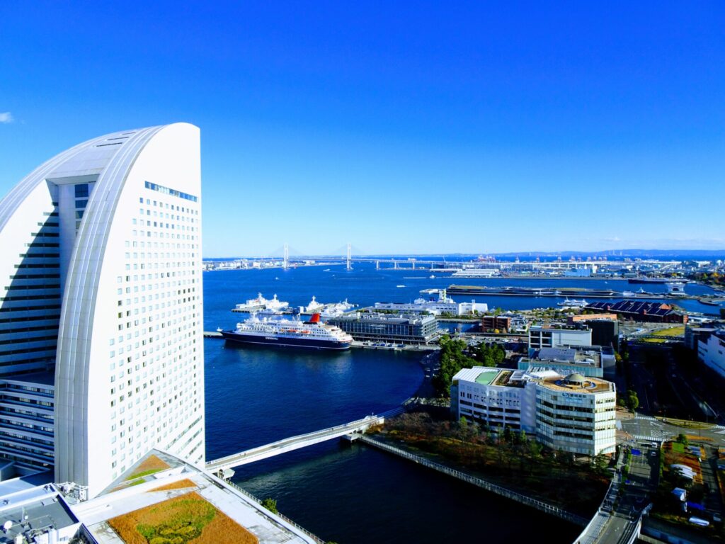 横浜ベイホテル東急、THE YOKOHAMA BAY HOTEL TOKYU、ベイクラブフロア、25階ベイクラブラウンジ、眺望、横浜みなとみらい、横浜港、デイタイム、青空