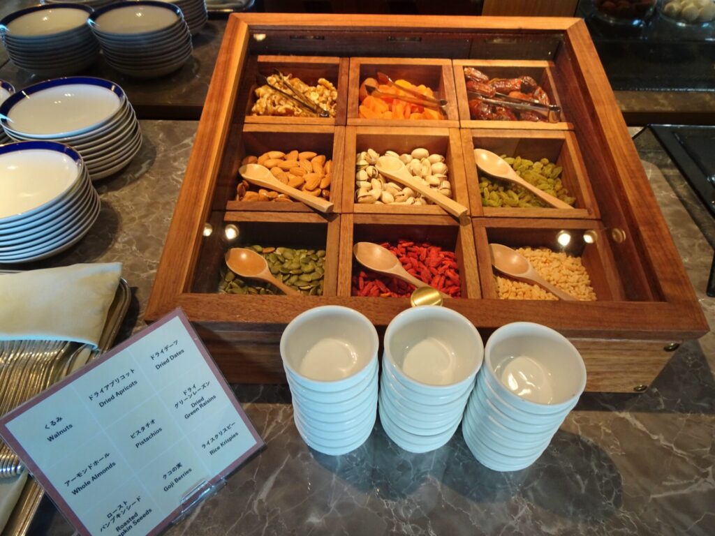 横浜ベイホテル東急、THE YOKOHAMA BAY HOTEL TOKYU、ベイクラブフロア、25階ベイクラブラウンジ、ティータイム、カクテルタイム、ナッツ、ドライフルーツ