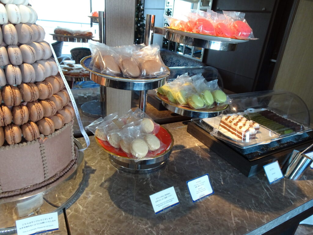 横浜ベイホテル東急、THE YOKOHAMA BAY HOTEL TOKYU、ベイクラブフロア、25階ベイクラブラウンジ、ティータイム、スイーツ、マカロン、ケーキ