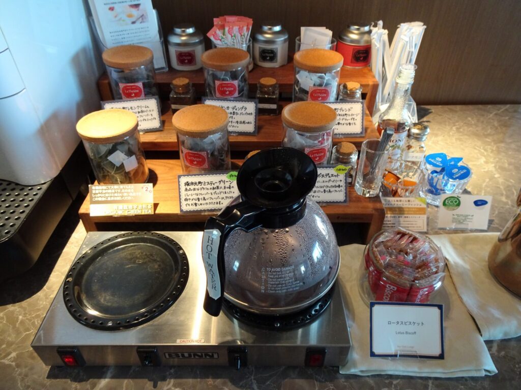 横浜ベイホテル東急、THE YOKOHAMA BAY HOTEL TOKYU、ベイクラブフロア、25階ベイクラブラウンジ、ティータイム、カクテルタイム、ラ・テイエールの紅茶、煎茶、ロータスビスケット