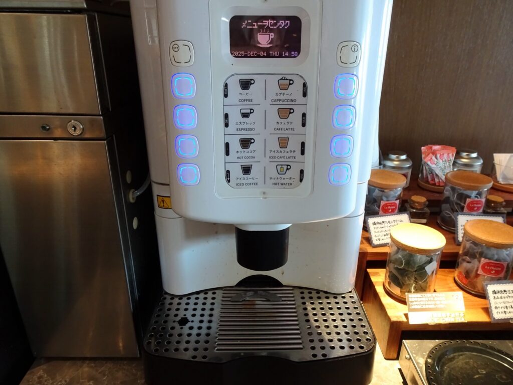 横浜ベイホテル東急、THE YOKOHAMA BAY HOTEL TOKYU、ベイクラブフロア、25階ベイクラブラウンジ、ティータイム、カクテルタイム、コーヒーマシン