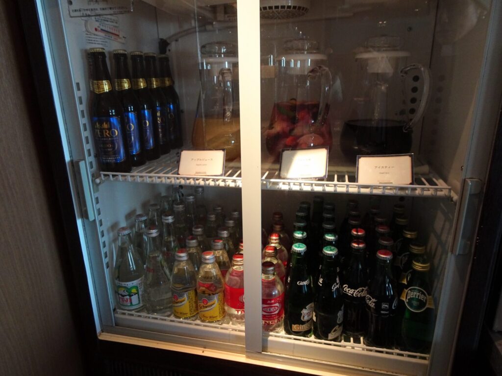 横浜ベイホテル東急、THE YOKOHAMA BAY HOTEL TOKYU、ベイクラブフロア、25階ベイクラブラウンジ、ティータイム、カクテルタイム、コールドドリンク