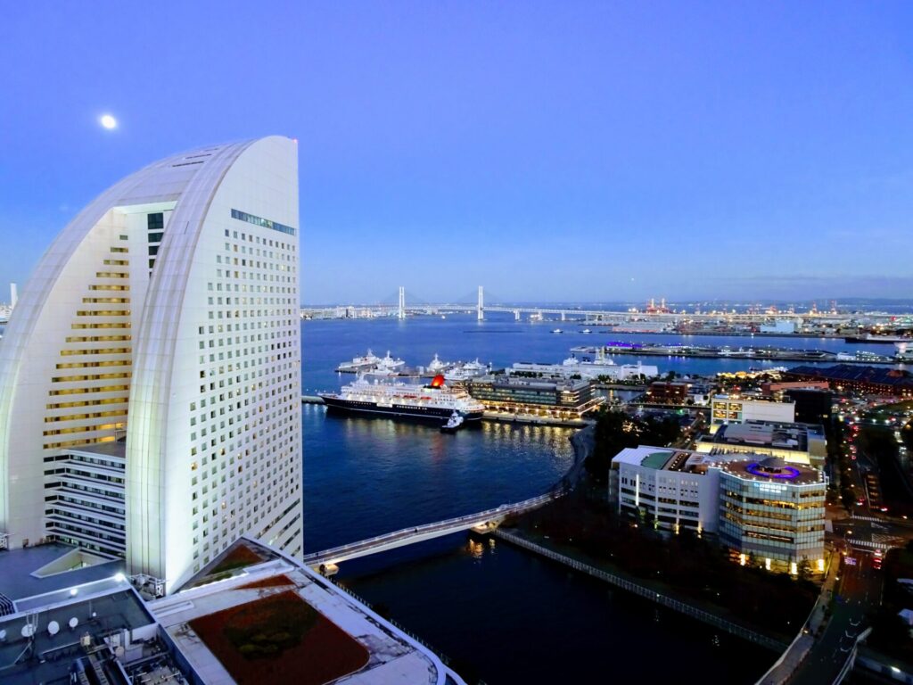 横浜ベイホテル東急、THE YOKOHAMA BAY HOTEL TOKYU、ベイクラブフロア、25階ベイクラブラウンジ、眺望、横浜みなとみらい、横浜港、夕暮れ