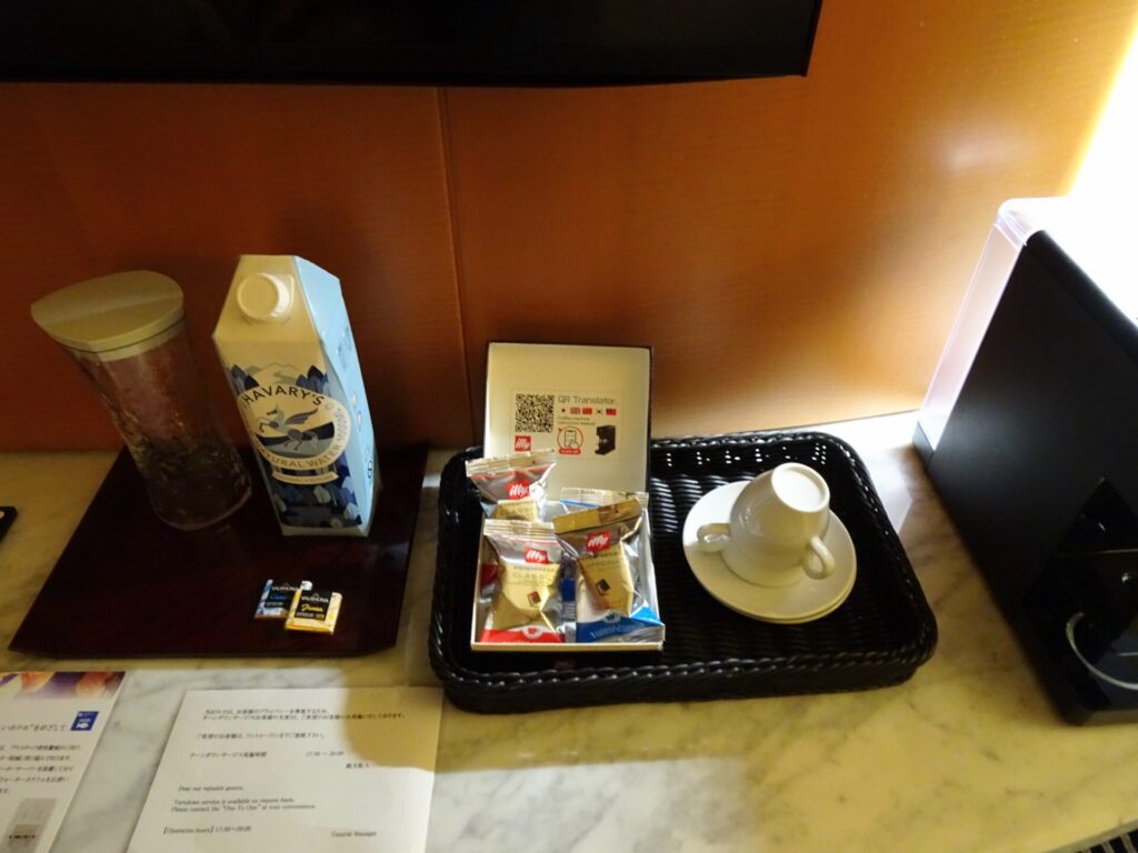 横浜ベイホテル東急、THE YOKOHAMA BAY HOTEL TOKYU、25階ベイクラブフロア ツイン シティビュー、客室内設備＆アメニティ、ドリンクセット、チョコレート