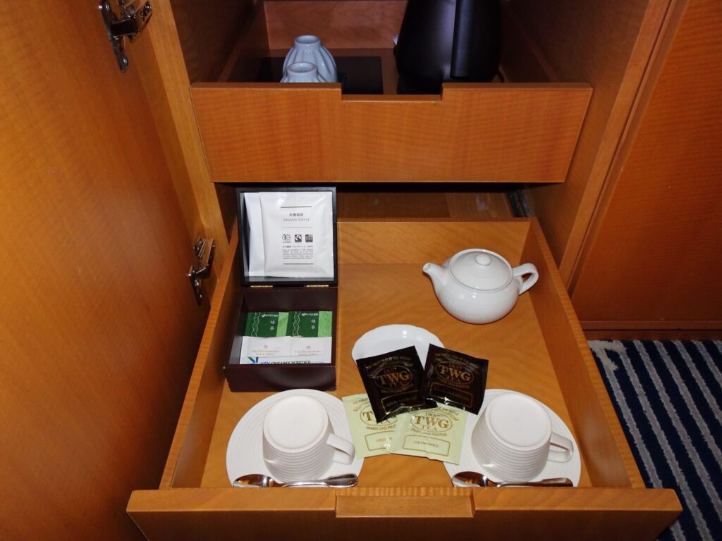 横浜ベイホテル東急、THE YOKOHAMA BAY HOTEL TOKYU、25階ベイクラブフロア ツイン シティビュー、客室内設備＆アメニティ、ドリンクセット