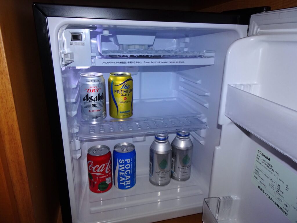 横浜ベイホテル東急、THE YOKOHAMA BAY HOTEL TOKYU、25階ベイクラブフロア ツイン シティビュー、客室内設備＆アメニティ、冷蔵庫、無料ドリンク