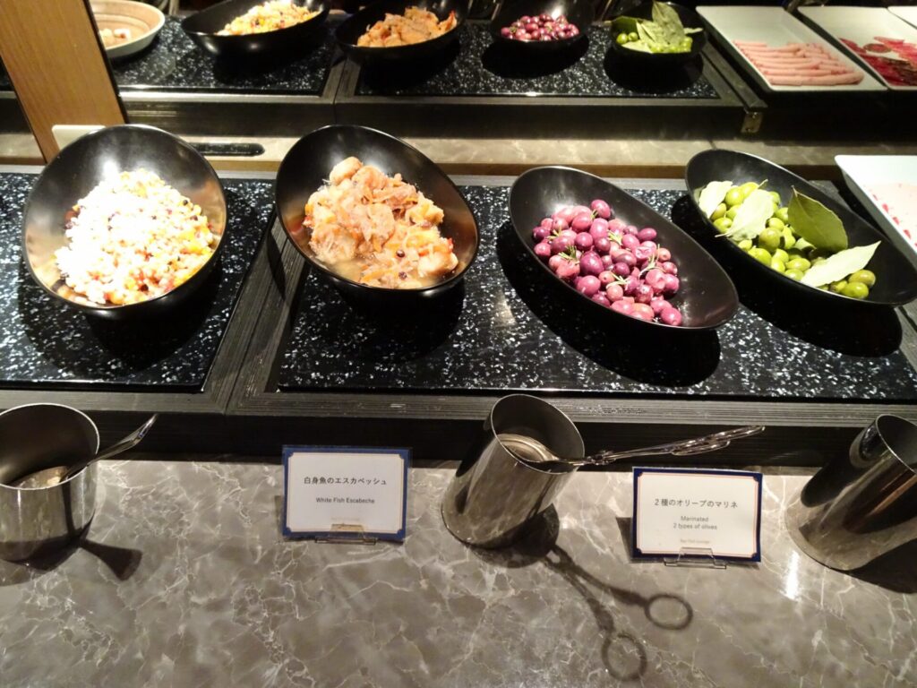 横浜ベイホテル東急、THE YOKOHAMA BAY HOTEL TOKYU、ベイクラブフロア、25階ベイクラブラウンジ、カクテルタイム、フードコーナー