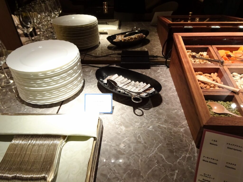 横浜ベイホテル東急、THE YOKOHAMA BAY HOTEL TOKYU、ベイクラブフロア、25階ベイクラブラウンジ、カクテルタイム、シュトーレン