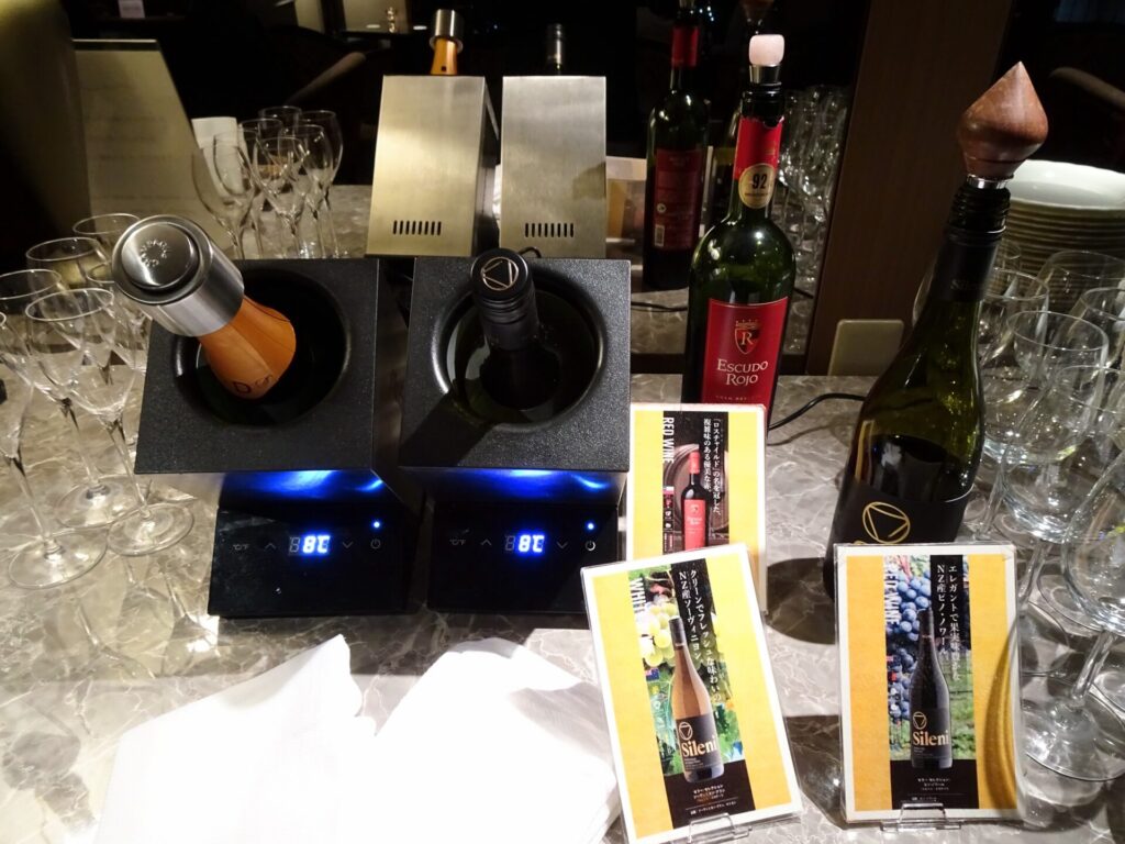 横浜ベイホテル東急、THE YOKOHAMA BAY HOTEL TOKYU、ベイクラブフロア、25階ベイクラブラウンジ、カクテルタイム、スパークリングワイン、赤白ワイン