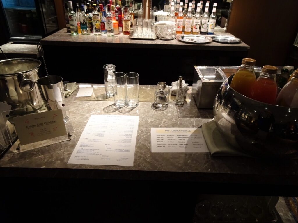 横浜ベイホテル東急、THE YOKOHAMA BAY HOTEL TOKYU、ベイクラブフロア、25階ベイクラブラウンジ、カクテルタイム、バトラーによるカクテルコーナー