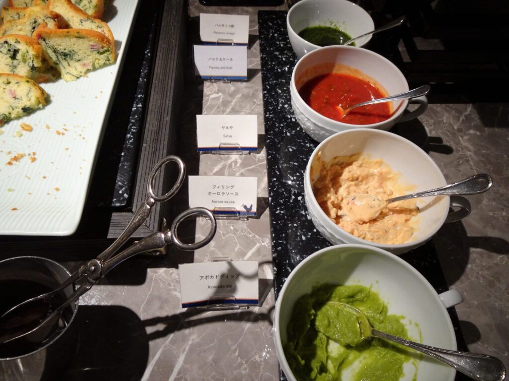 横浜ベイホテル東急、THE YOKOHAMA BAY HOTEL TOKYU、ベイクラブフロア、25階ベイクラブラウンジ、カクテルタイム、フードコーナー