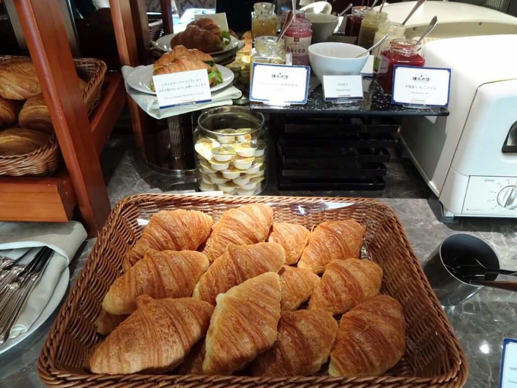 横浜ベイホテル東急、THE YOKOHAMA BAY HOTEL TOKYU、ベイクラブフロア、25階ベイクラブラウンジ、ラウンジ朝食、メゾンカイザーのパンコーナー