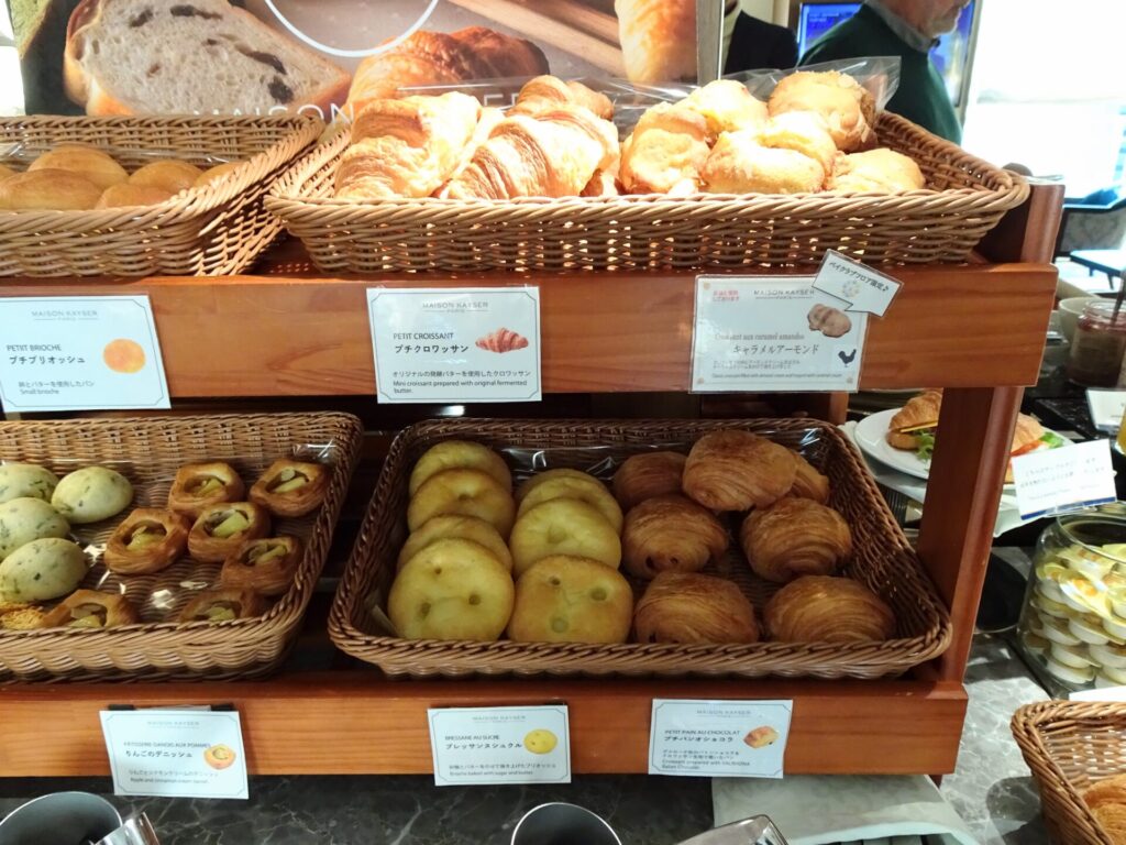 横浜ベイホテル東急、THE YOKOHAMA BAY HOTEL TOKYU、ベイクラブフロア、25階ベイクラブラウンジ、ラウンジ朝食、メゾンカイザーのパンコーナー