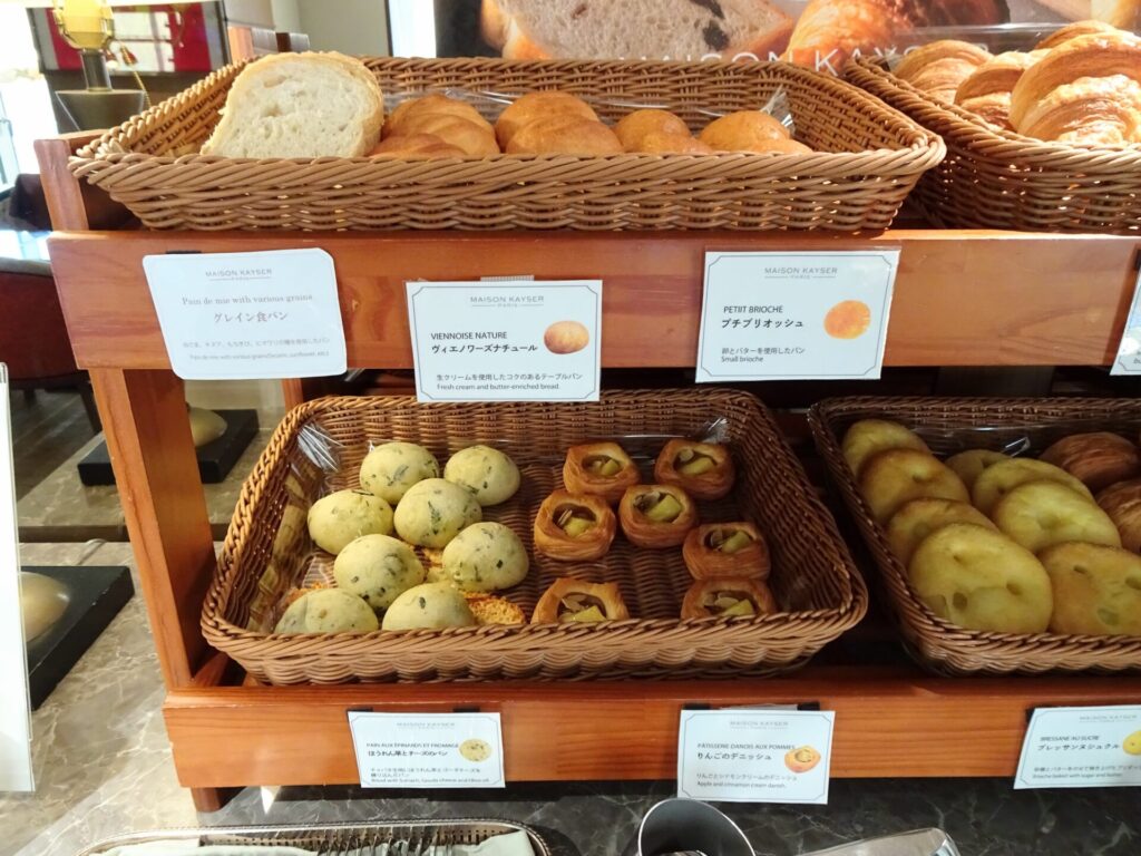 横浜ベイホテル東急、THE YOKOHAMA BAY HOTEL TOKYU、ベイクラブフロア、25階ベイクラブラウンジ、ラウンジ朝食、メゾンカイザーのパンコーナー