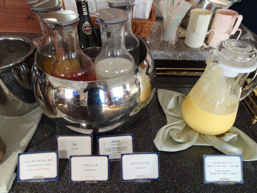 横浜ベイホテル東急、THE YOKOHAMA BAY HOTEL TOKYU、ベイクラブフロア、25階ベイクラブラウンジ、ラウンジ朝食、フレッシュドリンクコーナー、スパークリングワイン