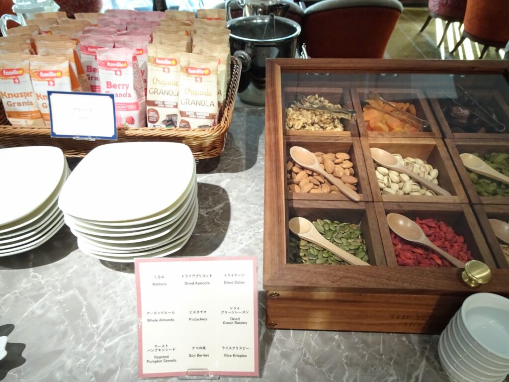 横浜ベイホテル東急、THE YOKOHAMA BAY HOTEL TOKYU、ベイクラブフロア、25階ベイクラブラウンジ、ラウンジ朝食、シリアル、ナッツ、ドライフルーツ