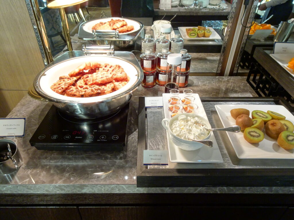 横浜ベイホテル東急、THE YOKOHAMA BAY HOTEL TOKYU、ベイクラブフロア、25階ベイクラブラウンジ、ラウンジ朝食、デザート、フルーツ