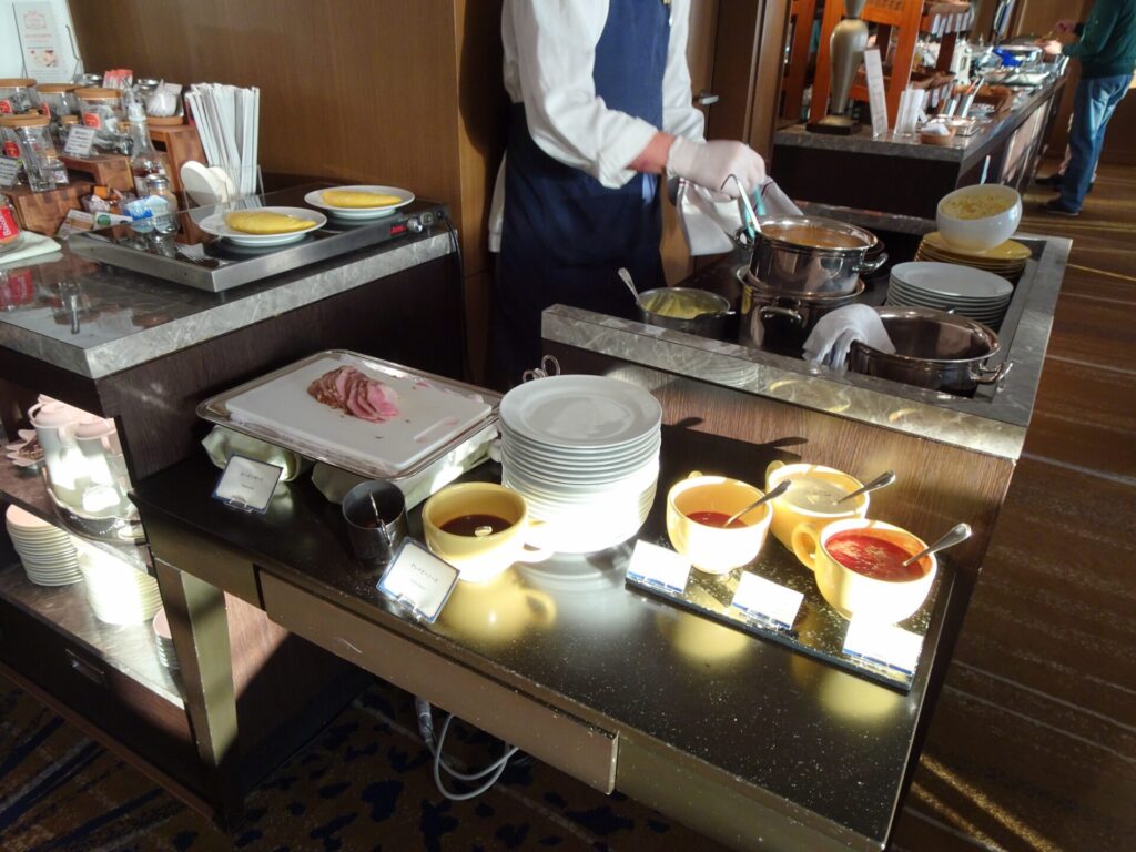 横浜ベイホテル東急、THE YOKOHAMA BAY HOTEL TOKYU、ベイクラブフロア、25階ベイクラブラウンジ、ラウンジ朝食、ライブキッチン、オムレツ、ローストポーク